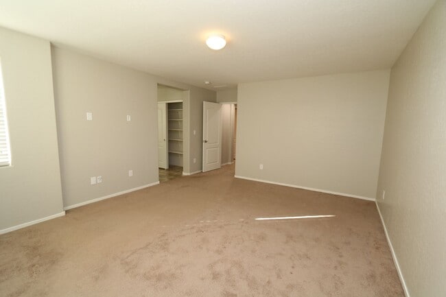 Building Photo - Beautiful 3 Bedroom Home in Southwest