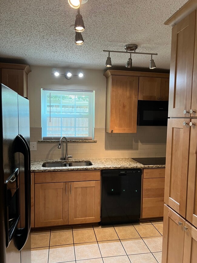 Building Photo - 2714 Shady Grove Dr
