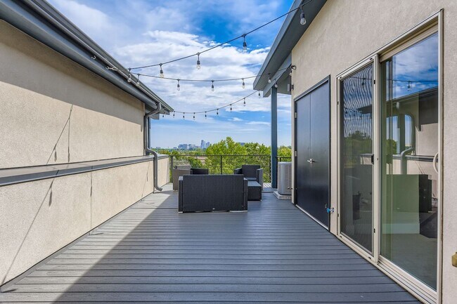 Building Photo - Luxury 3 bed, 3.5 bath Townhome Blocks fro...