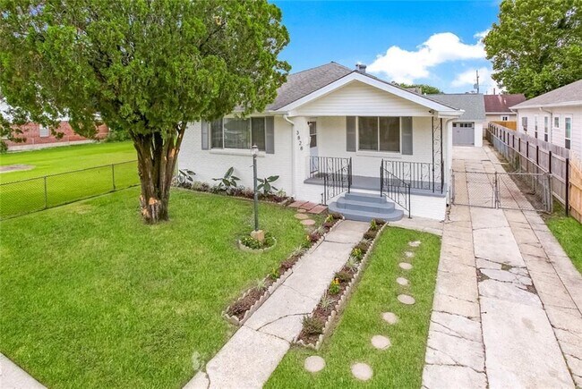 Building Photo - 3828 Derbigny St