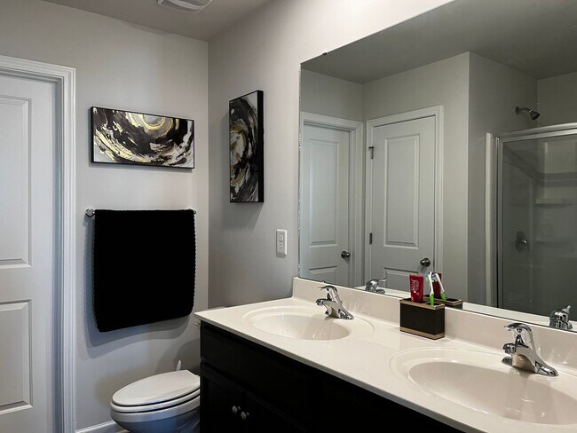 Building Photo - Beautiful 2 story home in the new Lake Tyl...