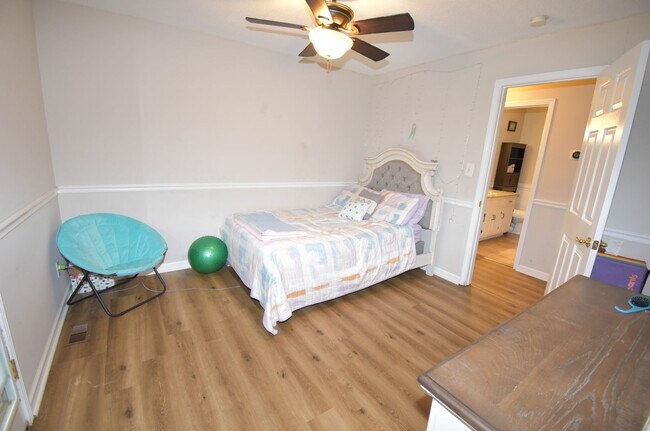 Building Photo - Large 3 Bedroom 3 Bath Home For Rent in Sa...