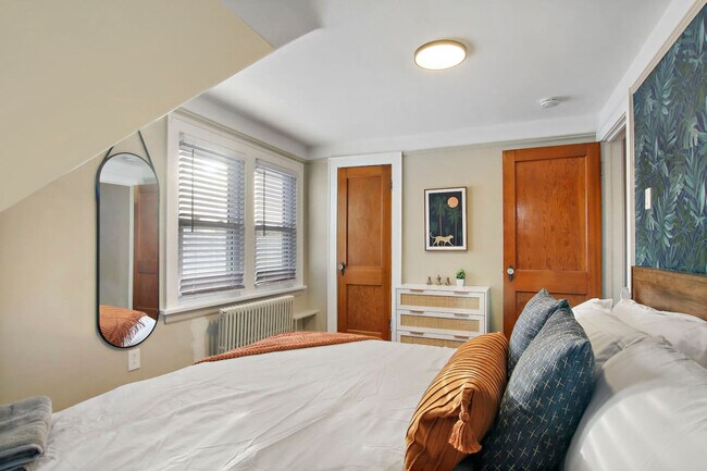 Building Photo - 3446 N Ozark Ave