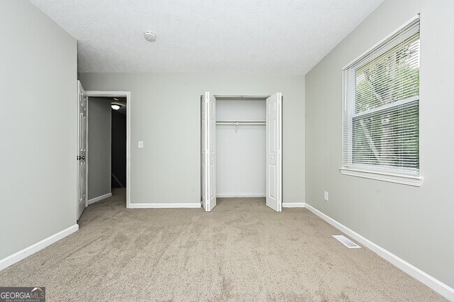 Building Photo - 3042 Medina Dr