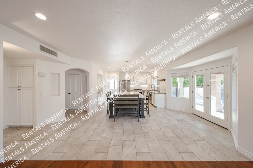 Building Photo - 5444 E Grovers Ave