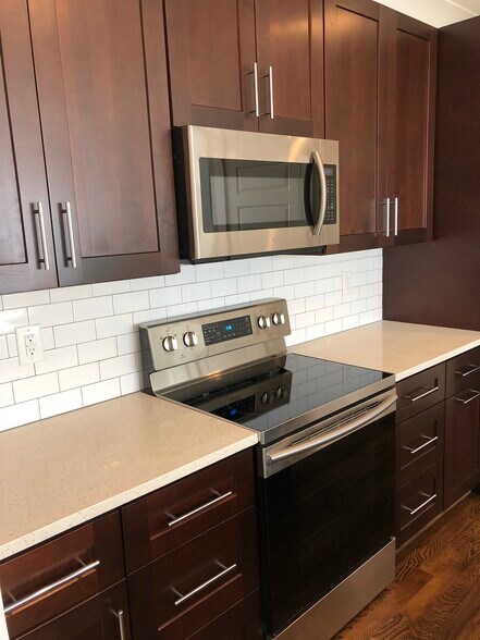 Building Photo - 2121 Roslyn Ave