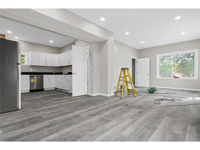 Building Photo - 2310 Leona Dr