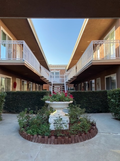 Building Photo - Comstock Apartments