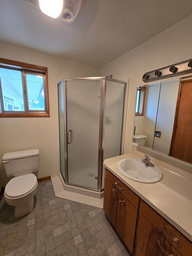 Building Photo - Pet Friendly 3 Bed / 2Bath Home with 2 Gar...