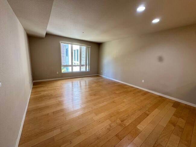 Building Photo - 1BED/1BATH CONDO AVAILABLE FOR RENT NEAR LAKE MERRIT IN  DOWNTOWN OAKLAND, CA!!!