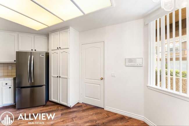 Building Photo - Beautiful Ground Level 2 Bedroom, 2 Bathroom Condo Available Now in Lake Forest!