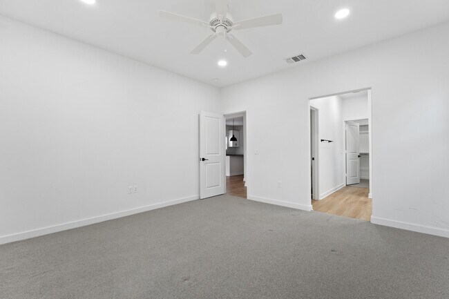 Building Photo - 10928 Norwich Ave