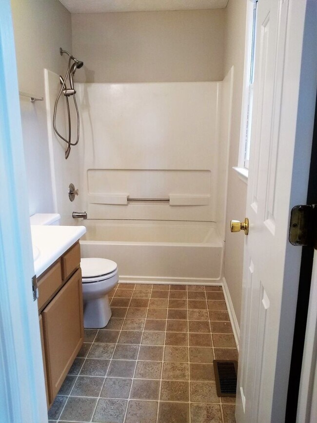 Building Photo - UPDATED & SPACIOUS 3 Bedroom 2 Bathroom home close to SHOPPING & FT BRAGG!!