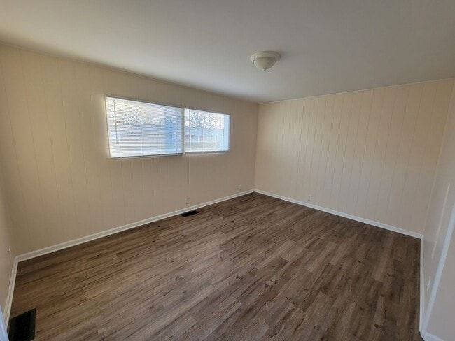 Building Photo - 4 bed, 2 bath, 2 car garage
