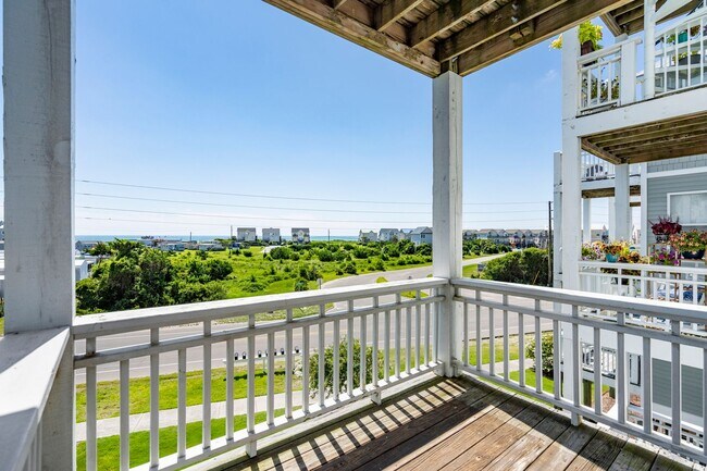 Building Photo - 3 bedroom, 2 1/2 bath unfurnished Townhouse located in Surf City-Ocean views
