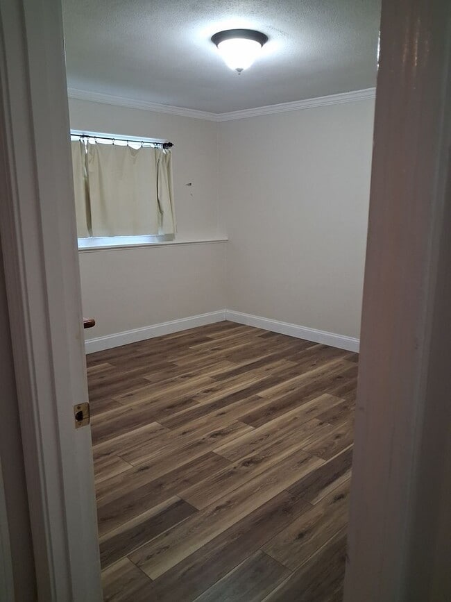 Building Photo - 2 Bedroom/ 1 Bathroom