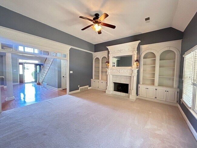 Building Photo - Beautiful Collierville home tucked away in...