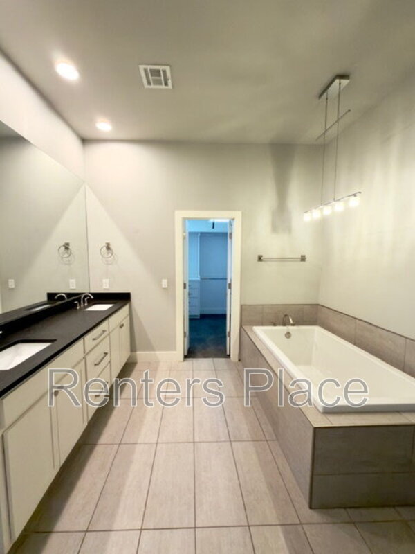 Building Photo - 4001 East 120th St S