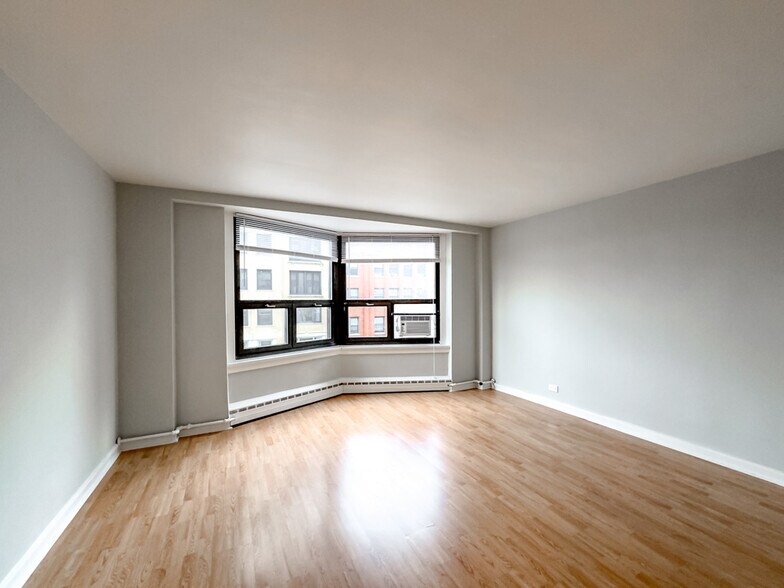 Building Photo - 450 W Wellington Ave