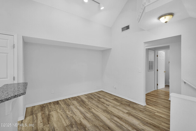 Building Photo - 13700 Richmond Park Dr N