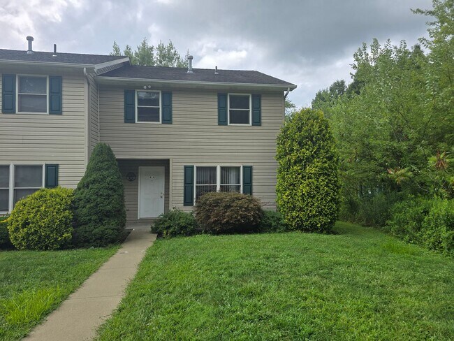 Primary Photo - Large 3 Bedroom Townhouse in Burrell Schoo...