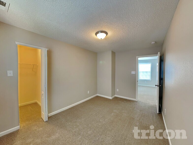 Building Photo - 915 Littleton Dr