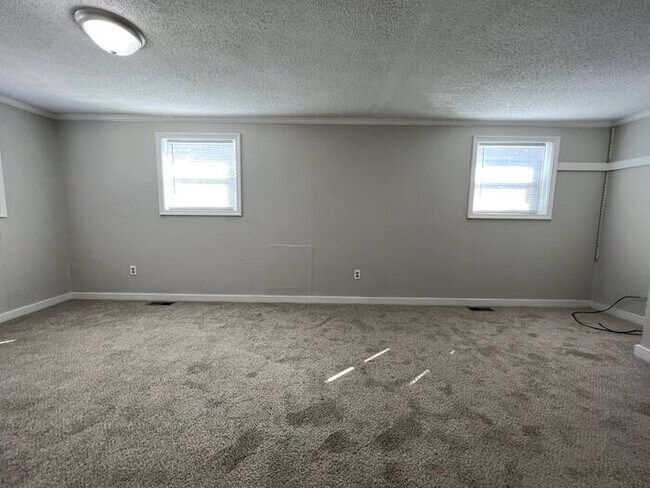 Building Photo - 723 Wren Rd