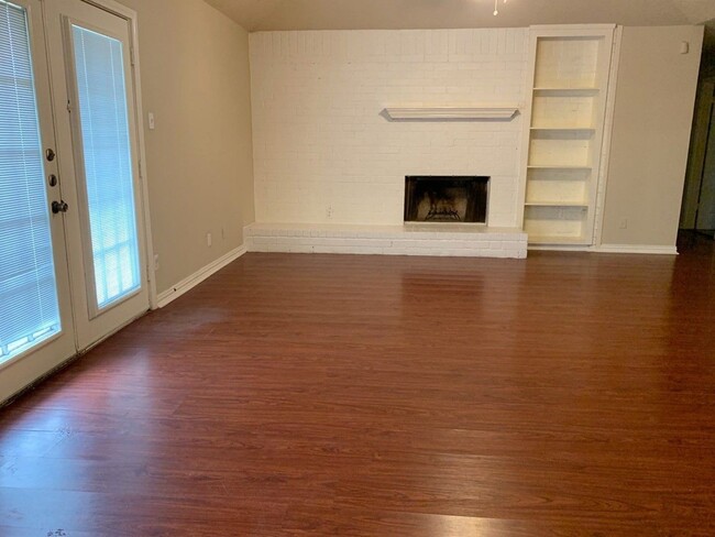 Building Photo - 1006 Poppets Way