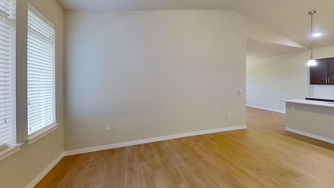 Building Photo - 3 bedroom 2 bath apartment in West Olympia...