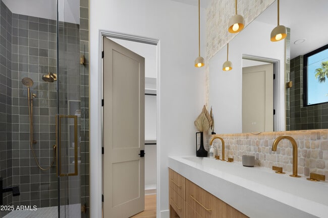 Building Photo - 4120 N 44th Pl