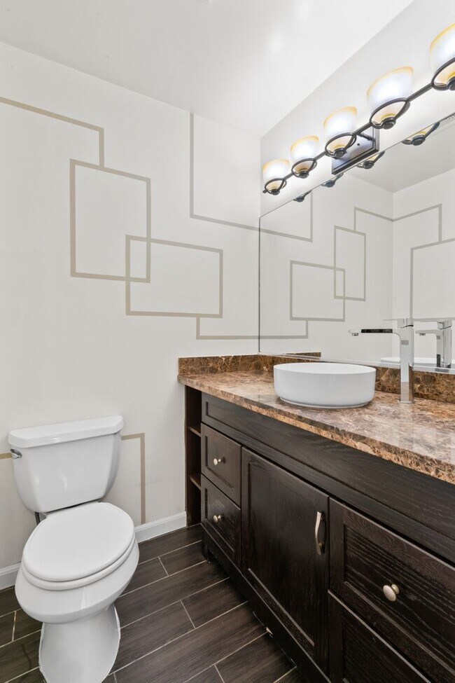 Building Photo - Cutest Condo on the Market!