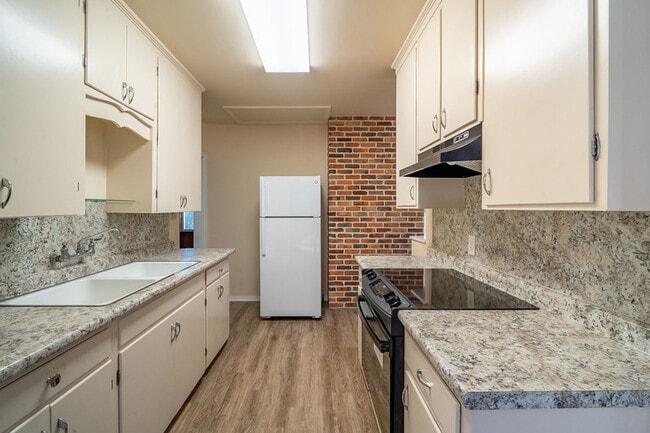 Building Photo - 2818 Lakeshore Dr