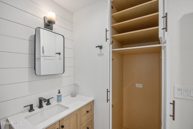 Building Photo - 5540 Lake Lindero Dr