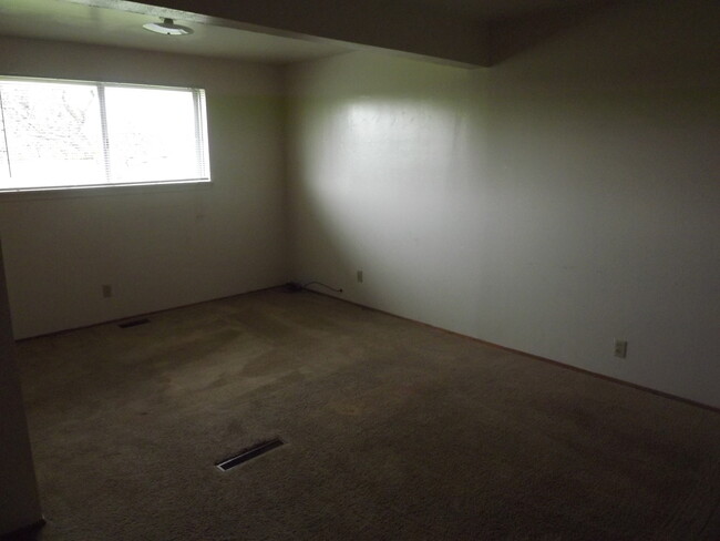 Building Photo - Spacious 3 Bedroom 1 3/4 Bath in Tacoma!!!!