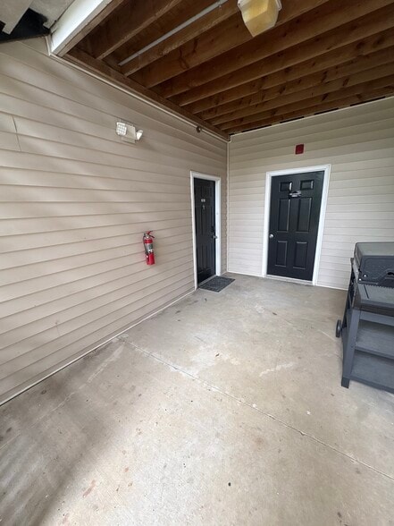 Building Photo - 310 Riverbend Dr