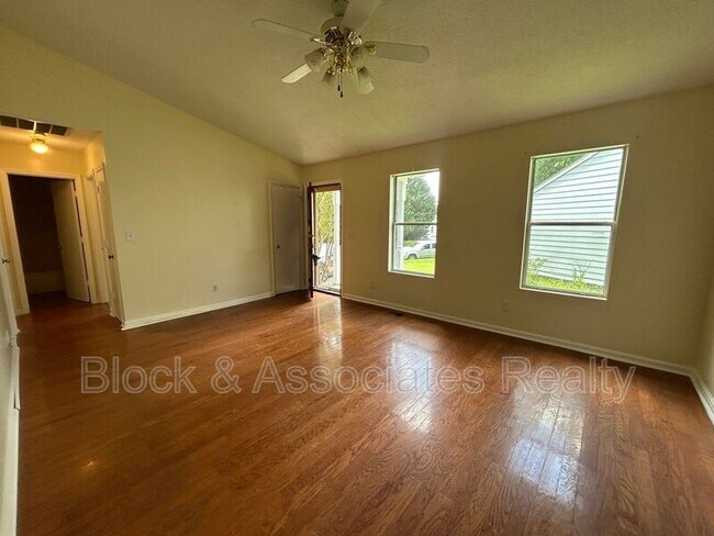 Building Photo - 808 Circle Dr