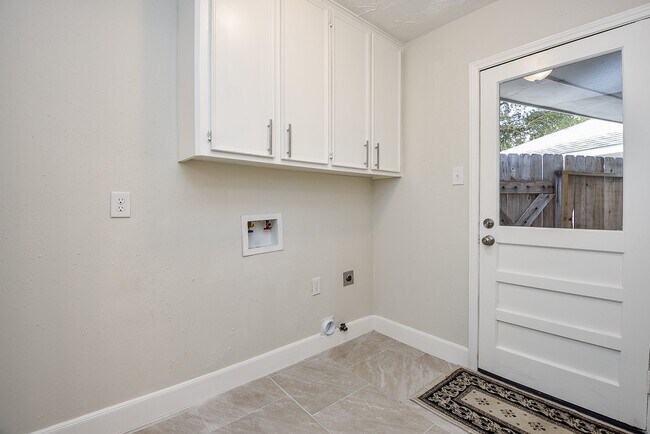 Building Photo - 8134 Ivan Reid Dr
