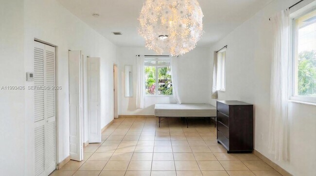 Building Photo - 404 NE 27th St