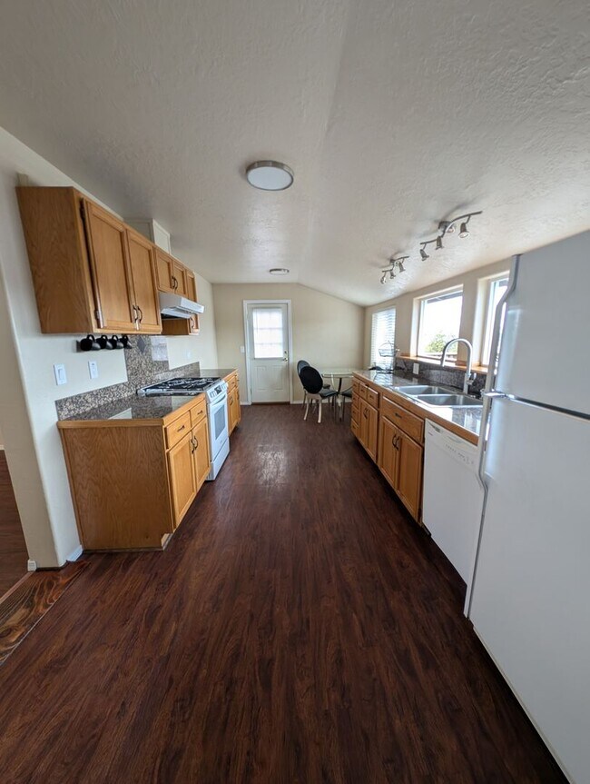 Building Photo - Easy Commute with Stunning Views!