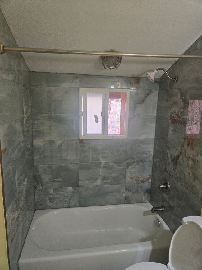 Building Photo - 229 Crestwood Ct