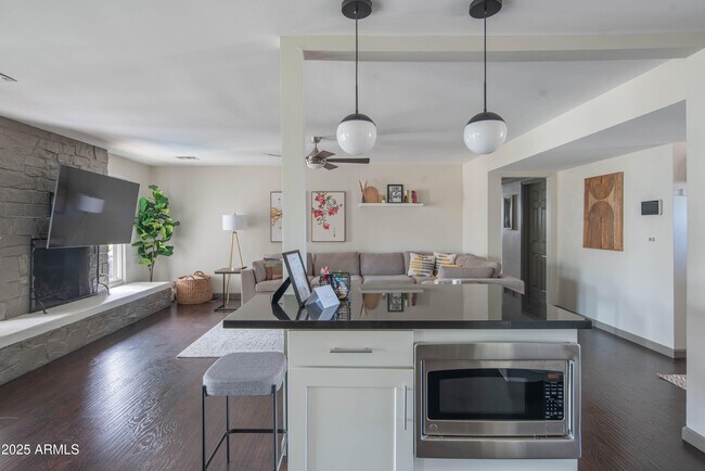 Building Photo - 2101 N 70th Pl