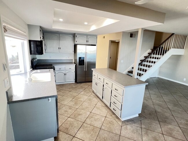 Building Photo - Dazzling Lake Summit Lake View Single Family Home!