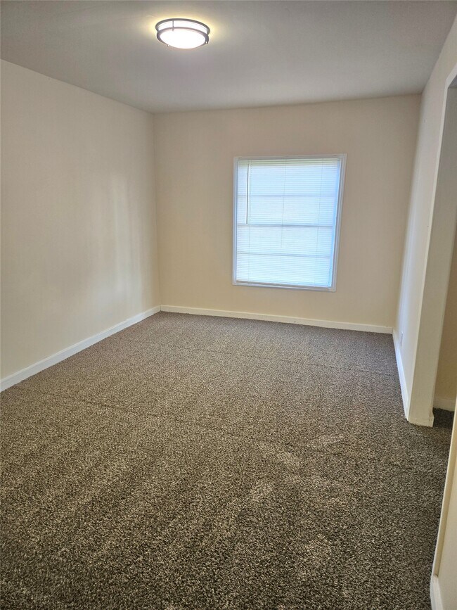 Building Photo - 2216 3rd St