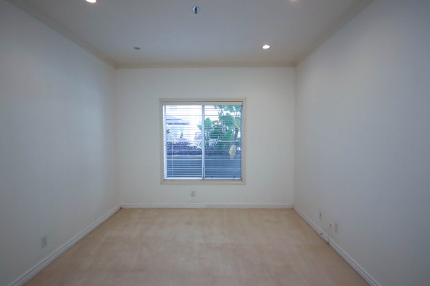 Building Photo - 300 N El Molino Ave