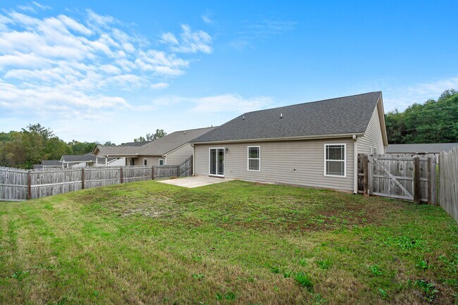 Building Photo - 3 BR, 2 BA 2-Car Garage Modern Ranch Livin...