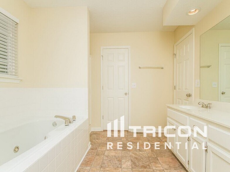 Building Photo - 3204 W Yorkshire Ct