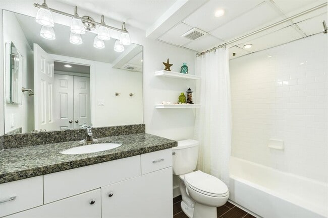 Building Photo - 7098 N Holiday Dr