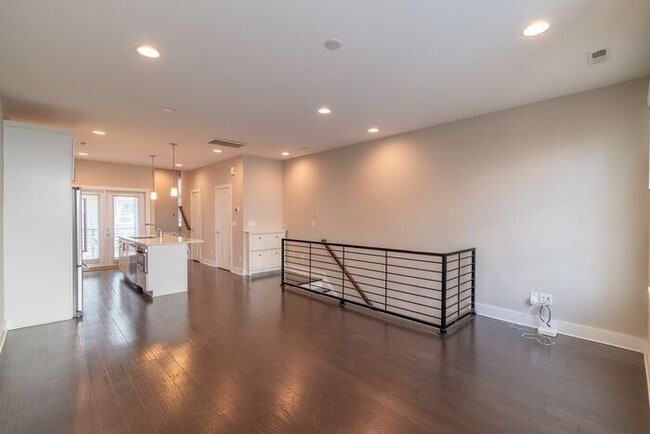 Building Photo - Beautiful Modern Townhome in South End Available 5/1!