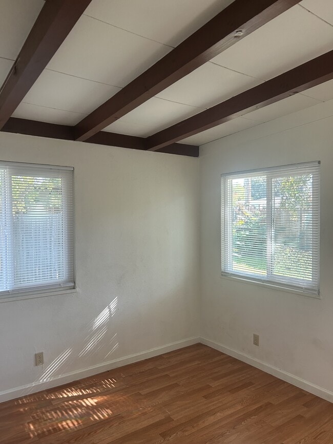 Building Photo - 402 Helen Ave