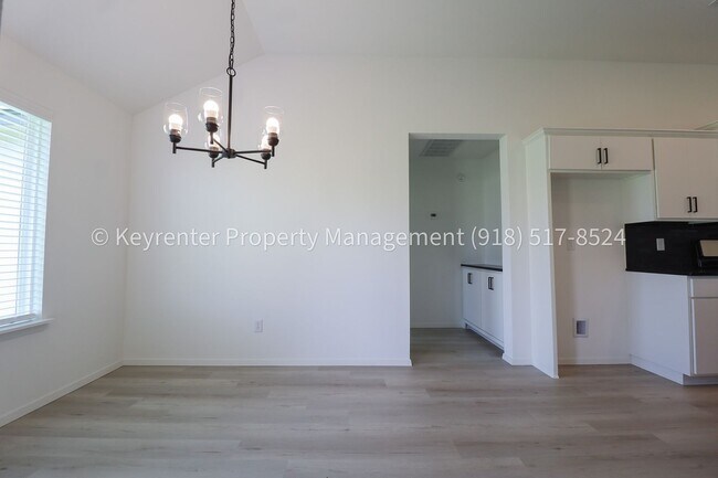 Building Photo - 2908 S Redwood Ave